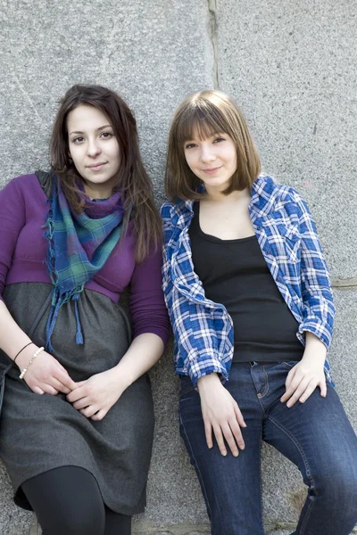Twee stedelijke meisjes — Stockfoto