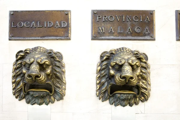 Boîte aux lettres ressemblent à tête de lion — Photo