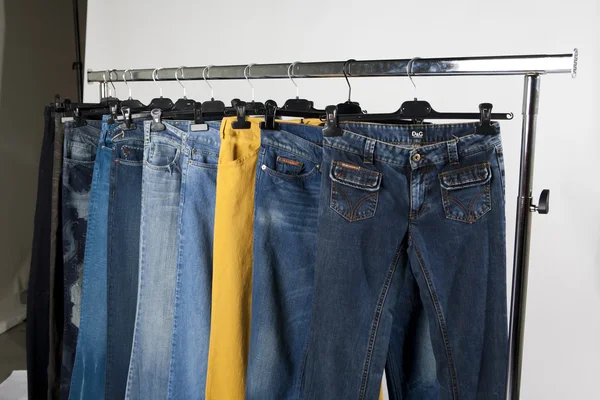 Jeans en una percha — Foto de Stock