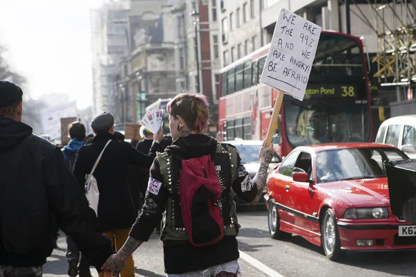 Manifestantes de Londres marcham contra a corrupção do governo mundial — Fotografia de Stock