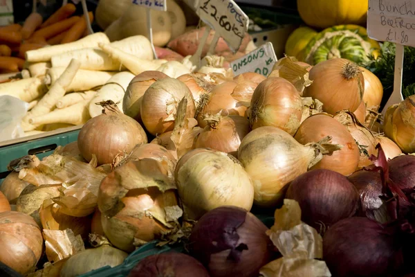 Raw unpeeled onions for sale — Zdjęcie stockowe