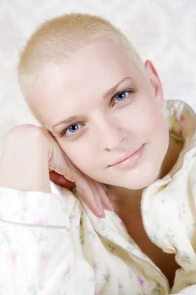 Close-up retrato de jovem sorrindo careca mulher ousada — Fotografia de Stock