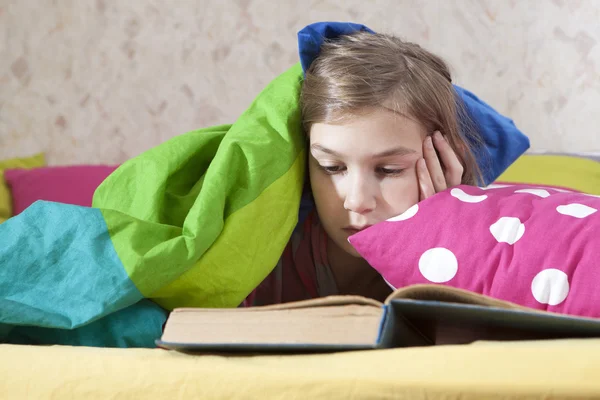 Meisjeslezen in bed — Stockfoto