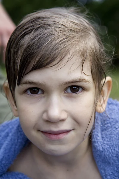 Klein schattig meisje, zittend op de oever van rivier — Stockfoto