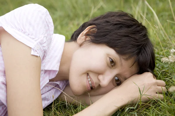 Femme couchée sur l'herbe — Photo