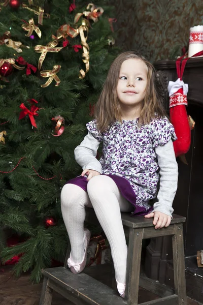 Kız altı yıl olf Noel ağacı yakınındaki gülümseyen portresi — Stok fotoğraf