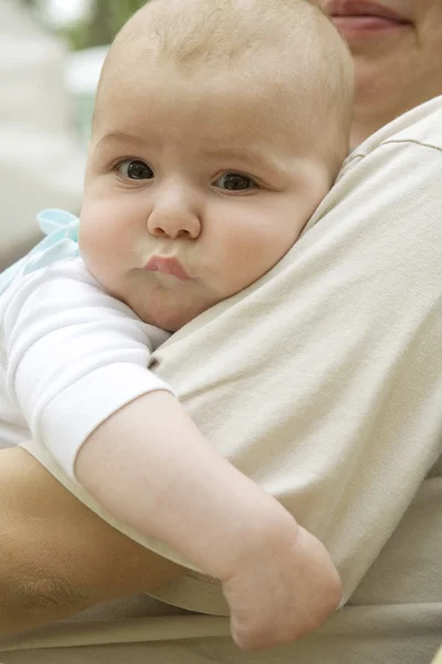 Portræt af glad seriøs eftertænksom nyfødt baby - Stock-foto