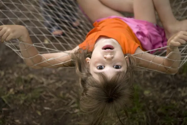 Dívka leží v houpací síti — Stock fotografie