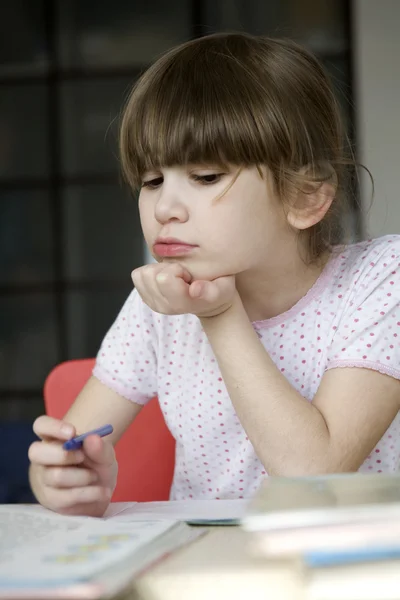 Chica hacer la tarea . — Foto de Stock