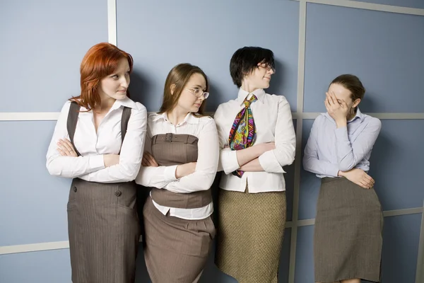 Vier zakenvrouw in de rij staan — Stockfoto