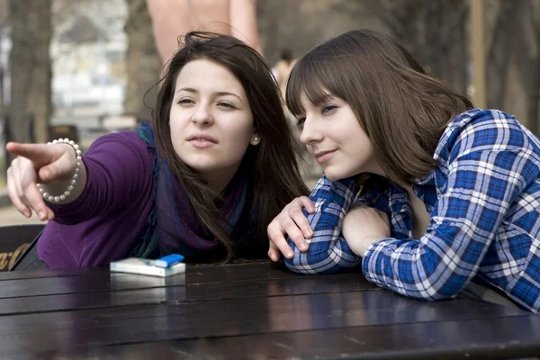Duas meninas adolescentes sentadas no café de rua — Fotografia de Stock