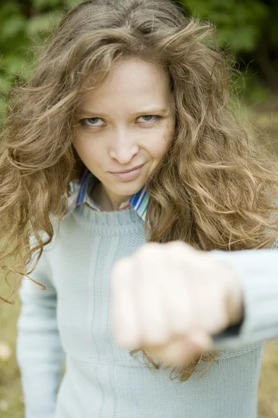 Retrato de un atractivo joven agresivo puñetazo femenino — Foto de Stock