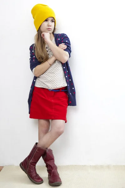 Meisje dragen breien gember muts met pompom — Stockfoto