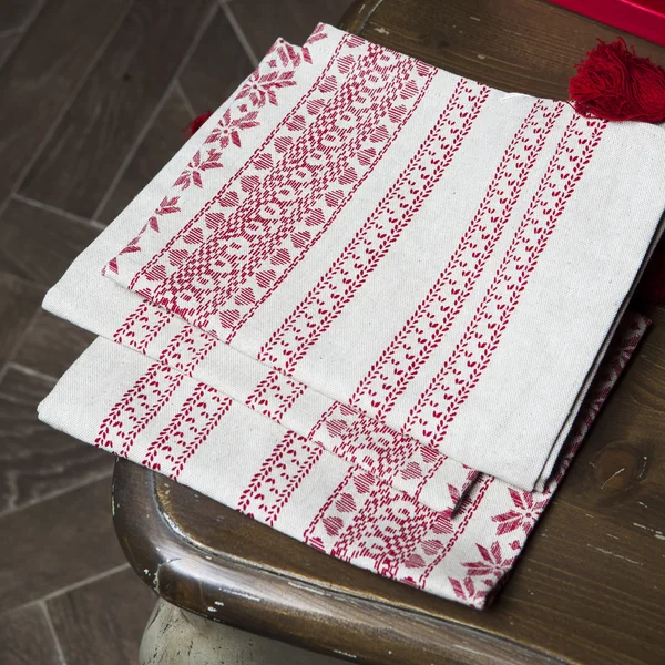 Makro textura ručníků vyšívaných národní červenobílou na veletrhu lidových řemesel — Stock fotografie