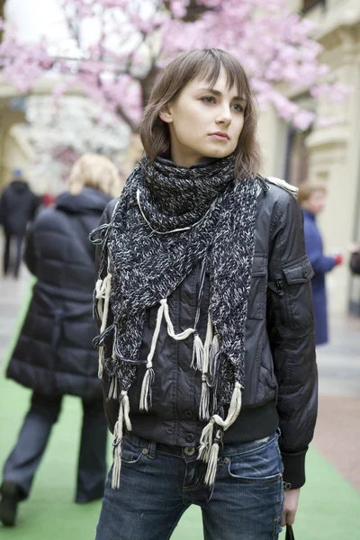 Portret van jonge ernstige aantrekkelijke moe vrouw met blauwe ogen — Stockfoto