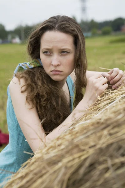 Mädchen im Gras — Stockfoto