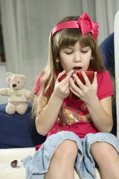 Menina com pó fazendo maquiagem — Fotografia de Stock