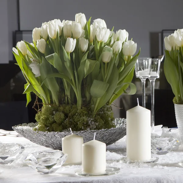 Bílé tulipány na jídelní stůl — Stock fotografie