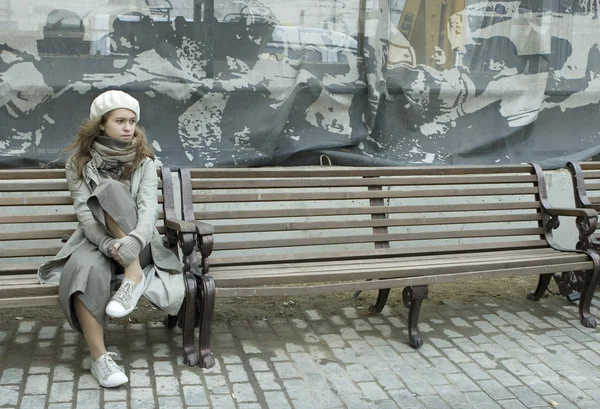 Girl sitting on the bench — Stock Photo, Image