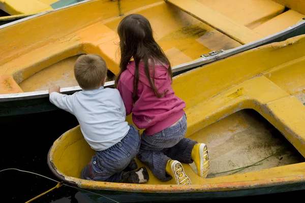 Amizade. Crianças brincando em barco amarelo. Hora de verão — Fotografia de Stock