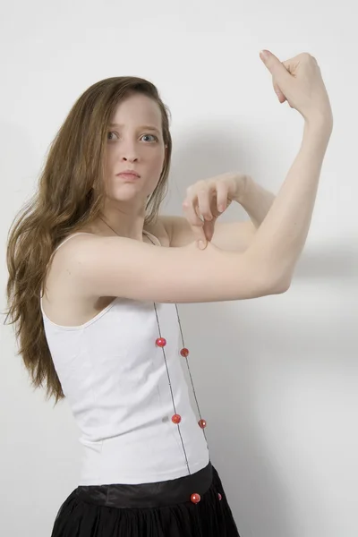 Arg kvinna med pärlor visar hennes biceps. isolerad på vit — Stockfoto