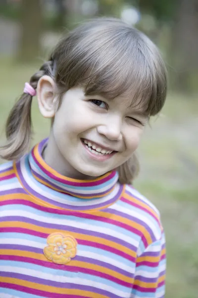 Menina sorridente bonito com expressão engraçada — Fotografia de Stock