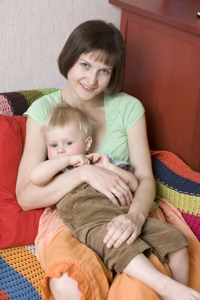 Joven feliz hermosa madre beso su pequeño bebé — Foto de Stock