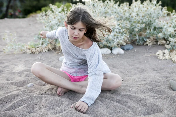 Adolescente che gioca con la sabbia — Foto Stock
