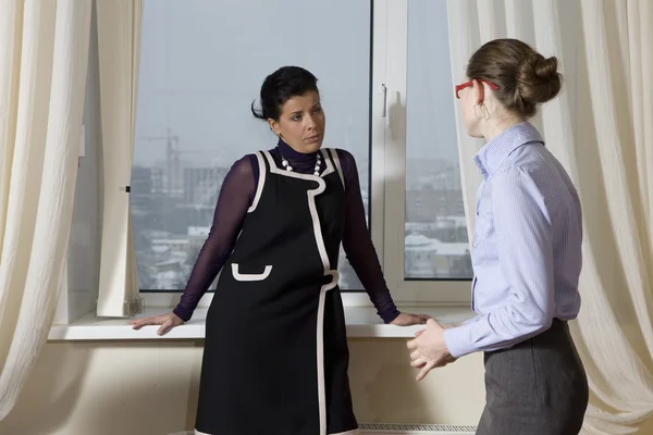 Conversación. Oficinistas. Dos colegas hablando ventana cercana — Foto de Stock