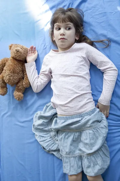 Girl lying on bed — Stock Photo, Image