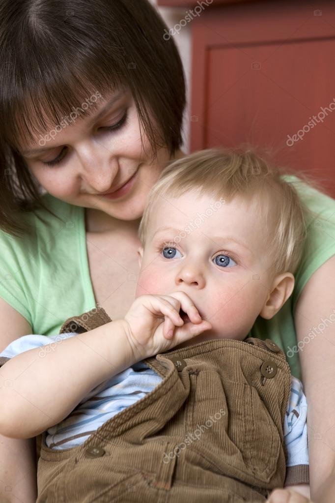 Mutter küsst kind mit zunge