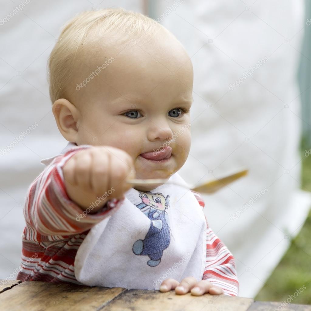 Beau Bebe Aux Yeux Bleus Mangeant De La Compote De Pommes Avec Une Cuillere Isolee En Blanc Image Libre De Droit Par Elenarostunova C