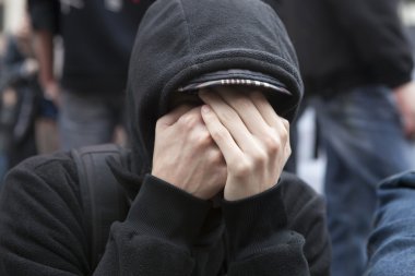 Protestan anarşist onun fase kapatın