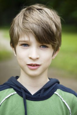 genç gülümseyen yakışıklı