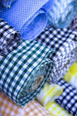 rollen van weefsel in veel kleur