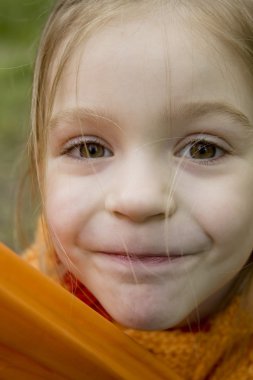 Şirin kız gülümsüyor