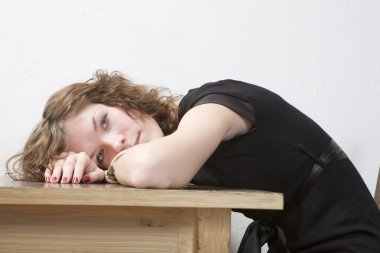 Üzgün kız kafasını tablo aşağı koymak. Kadın sorunu.