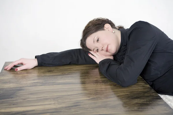 Mujer trastornada acostada en la mesa. Mujer. — Foto de Stock