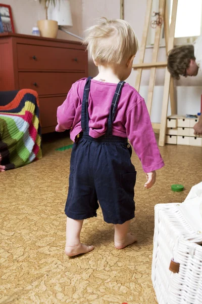 Bonito menino loiro está jogando — Fotografia de Stock