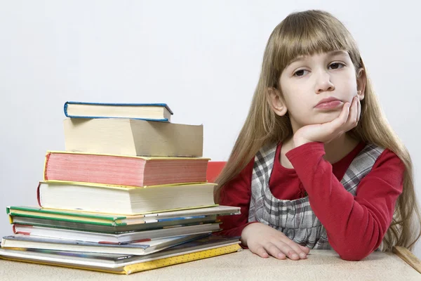 Smutná dívka s hromadou knihy — Stock fotografie