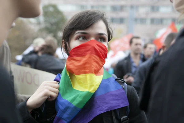 Frau trägt Schal im Gesicht - Symbol der Organisation Gey — Stockfoto