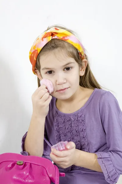 Girl applying make-up — Stock Photo, Image