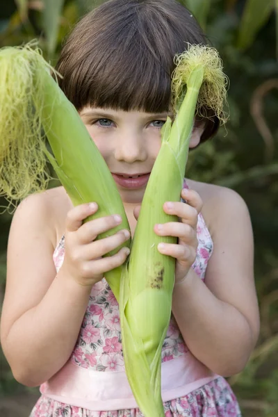 Niña con maíz — Foto de Stock