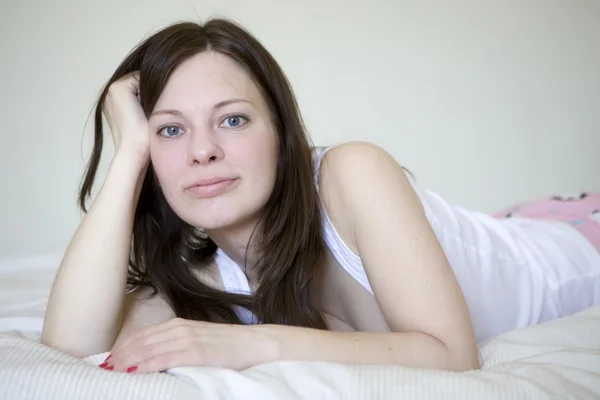 Ernstige jonge brunet vrouw — Stockfoto