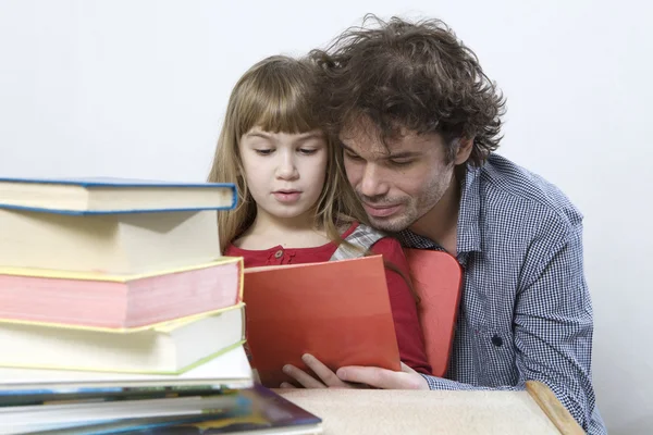 Father and daughter read book — Stock Photo, Image