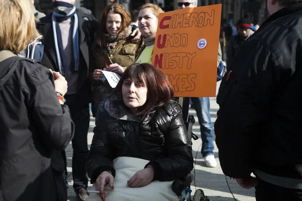 Rollstuhlfahrer mit Zigarette auf der Straße zur Zeit der Protestdemonstration — Stockbild Person im Rollstuhl mit Zigarette — Stockfoto
