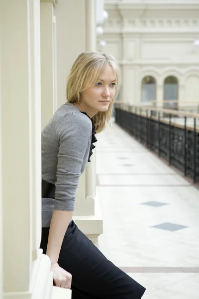 Woman at wall — Stock Photo, Image