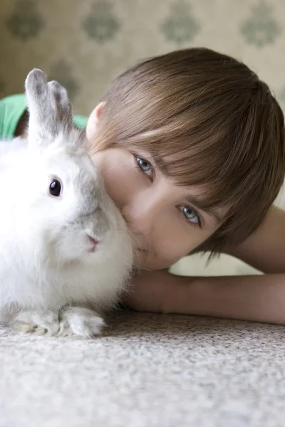 Mujer joven con conejo —  Fotos de Stock