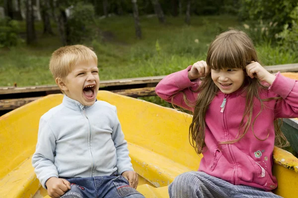 Kinderen in boot — Stockfoto