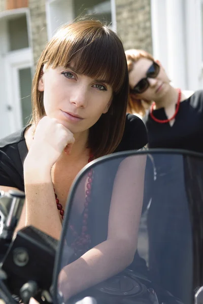 Ung kvinna sitter på motorcykel — Stockfoto